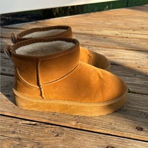 Mini platform boots